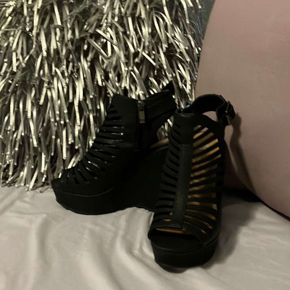 Black wedge size 9 Chelsea Moreland